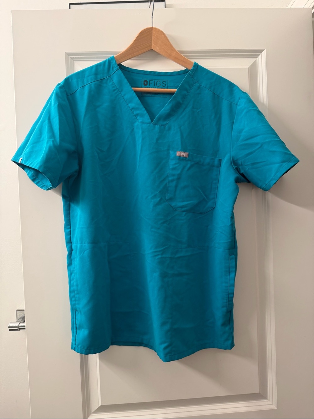 FIGS Men’s Bright Teal V-Neck Scrub Top